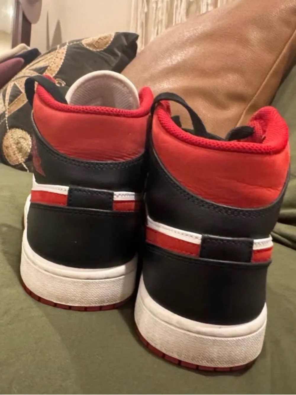 Nike Air Jordan 1 Mid.  Like new excellent condition.  Men’s size 7/Women’s 8.5